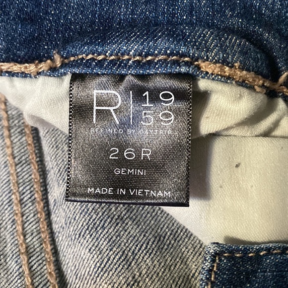 Distressed Jeans Daytrip - Picture 3 of 4